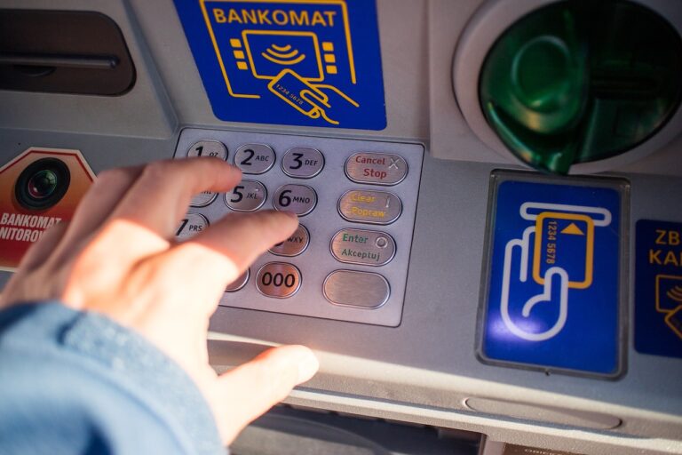 Bancomat e truffe: come riconoscere i segnali di allerta